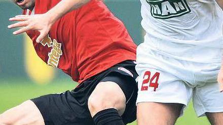 Mainz bleibt meins. BAK-Spieler Hakan Cankaya (rechts) verlor den Ball gegen den Mainzer Elkin Soto – und am Ende auch das Pokaldebüt der Berliner im August 2010.