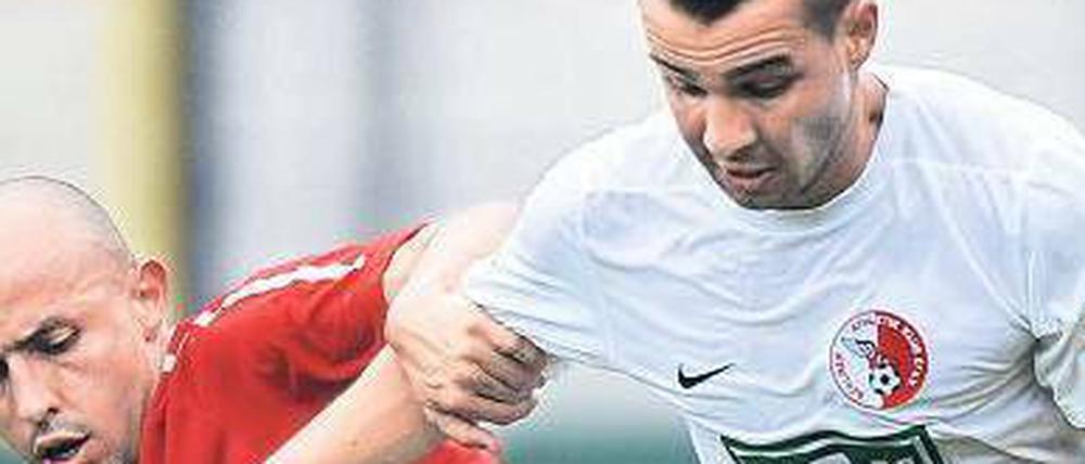 Mainz bleibt meins. BAK-Spieler Hakan Cankaya (rechts) verlor den Ball gegen den Mainzer Elkin Soto – und am Ende auch das Pokaldebüt der Berliner im August 2010.