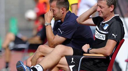 Konnte nicht mehr hinsehen: Hoffenheim-Trainer Markus Babbel (l.) hatte sich seine Rückkehr nach Berlin sicherlich anders vorgestellt.