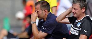 Konnte nicht mehr hinsehen: Hoffenheim-Trainer Markus Babbel (l.) hatte sich seine Rückkehr nach Berlin sicherlich anders vorgestellt.