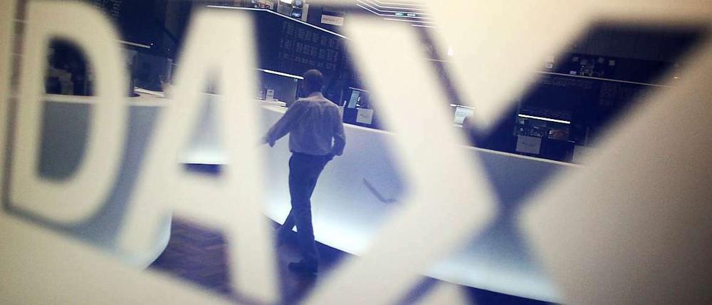 Der deutsche Leitindex, der die psychologisch wichtige 7000er Marke bereits am Vortag erstmals wieder seit April kurz überwunden hatte, legte zum Handelsschluss am Freitag um 0,64 Prozent auf 7040,88 Punkte zu.