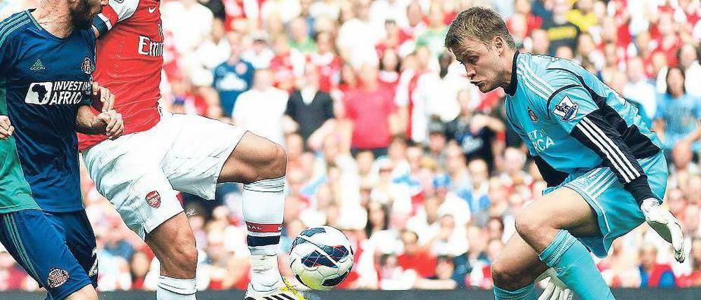 Torloses Debüt. Lukas Podolski (M.) bleibt auch in dieser Szene ohne Erfolg. Foto: Reuters
