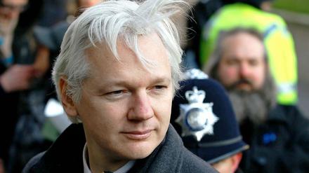 Seit Wochen lebt Assange in der Botschaft Ecudors in London. Jetzt will ihm die ecuadorianische Regierung Asyl gewähren. 
