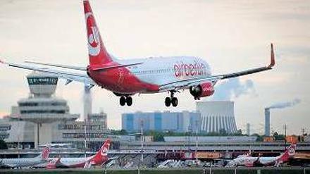 Gleitflug. Nach einem Jahr unter Hartmut Mehdorn ist Air Berlin schlanker organisiert. Die Schuldenlast und wenig Eigenkapital belasten die Gesellschaft aber stark.Foto: dapd
