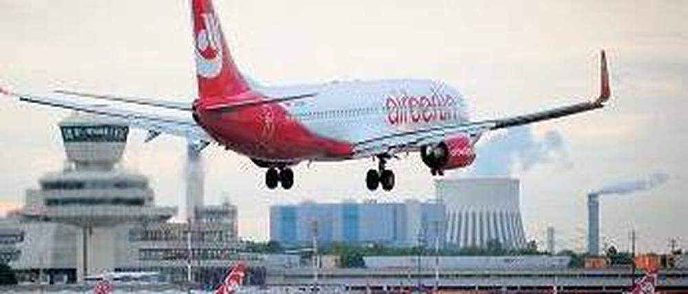 Gleitflug. Nach einem Jahr unter Hartmut Mehdorn ist Air Berlin schlanker organisiert. Die Schuldenlast und wenig Eigenkapital belasten die Gesellschaft aber stark.Foto: dapd