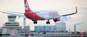 Gleitflug. Nach einem Jahr unter Hartmut Mehdorn ist Air Berlin schlanker organisiert. Die Schuldenlast und wenig Eigenkapital belasten die Gesellschaft aber stark.Foto: dapd
