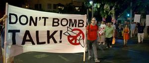 Linke Demonstranten gegen in Israel gegen den aktuellen lockere Kriegs-Diskurs auf die Straße.