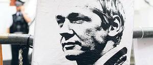 „Befreit Assange“ steht auf dem Plakat vor Ecuadors Botschaft. 
