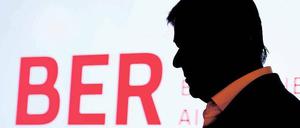 Projekt mit Schattenseiten. Nach der Aufsichtsratssitzung – das Foto zeigt den Vorsitzenden Klaus Wowereit auf dem Weg zur Pressekonferenz am Donnerstagabend – steht zwar weiter kein Eröffnungstermin für den Flughafen fest, aber ein aktualisiertes Lärmschutzkonzept für die Anwohner. Doch das finden längst nicht alle akzeptabel. Foto: dapd/K.-D. Gabbert