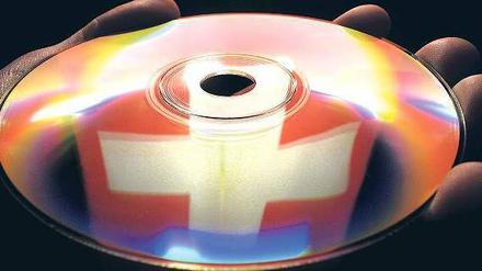 Die umstrittenen Ankäufe von Daten-CDs aus der Schweiz sollen tabu sein, sobald es ein Steuerabkommen mit der Eidgenossenschaft gibt – doch das ist nicht in Sicht. Foto: dapd