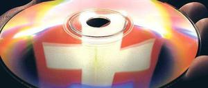 Die umstrittenen Ankäufe von Daten-CDs aus der Schweiz sollen tabu sein, sobald es ein Steuerabkommen mit der Eidgenossenschaft gibt – doch das ist nicht in Sicht. Foto: dapd