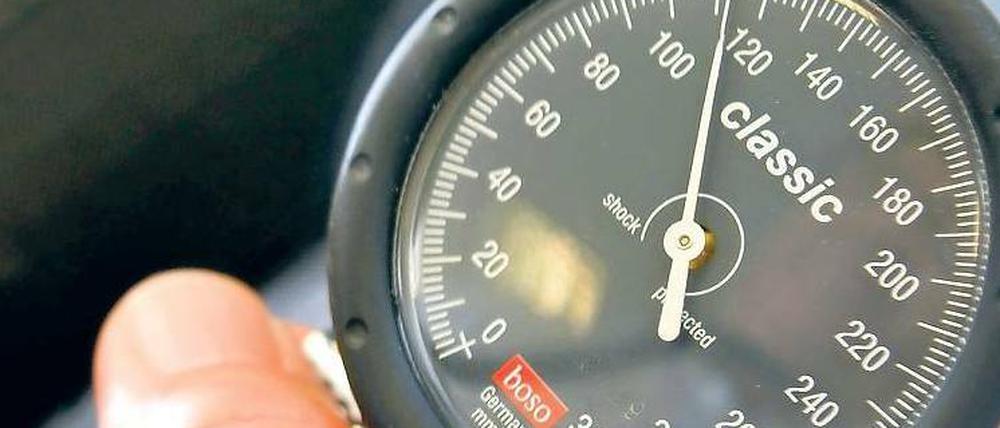 Nachgemessen. Beim Blutdruck sollte der obere (systolische) Wert unter 140, der untere (diastolische) unter 90 liegen. 