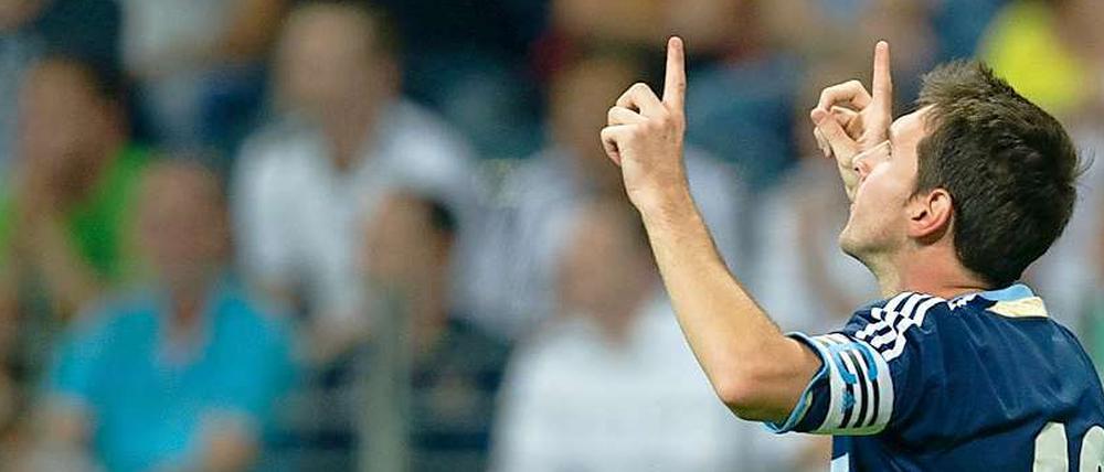 Es dauerte ein wenig, bis Lionel Messi in Frankfurt zu zaubern begann. Aber dann verzückte er die Fans doch noch mit seinen Tricks.