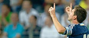 Es dauerte ein wenig, bis Lionel Messi in Frankfurt zu zaubern begann. Aber dann verzückte er die Fans doch noch mit seinen Tricks.