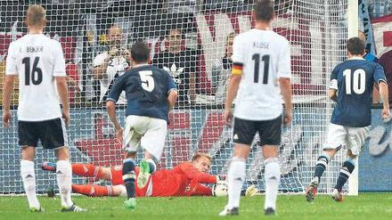 Erster Ballkontakt. Marc-André ter Stegen kam für Ron-Robert Zieler aufs Feld und hielt prompt den Elfmeter von Lionel Messi. Später traf der Argentinier trotzdem. Foto: AFP