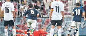 Erster Ballkontakt. Marc-André ter Stegen kam für Ron-Robert Zieler aufs Feld und hielt prompt den Elfmeter von Lionel Messi. Später traf der Argentinier trotzdem. Foto: AFP