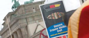 Pro Deutschland, hier bei einer Demonstration im August 2011 in Berlin, provoziert gerne - und das ist ihr gutes Recht, meint Bernd Matthies.