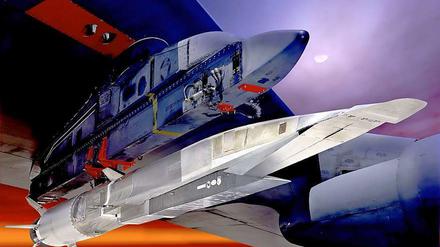 Der Hyperschalljet X-51A Waverider unter den Tragflächen einer B-52.