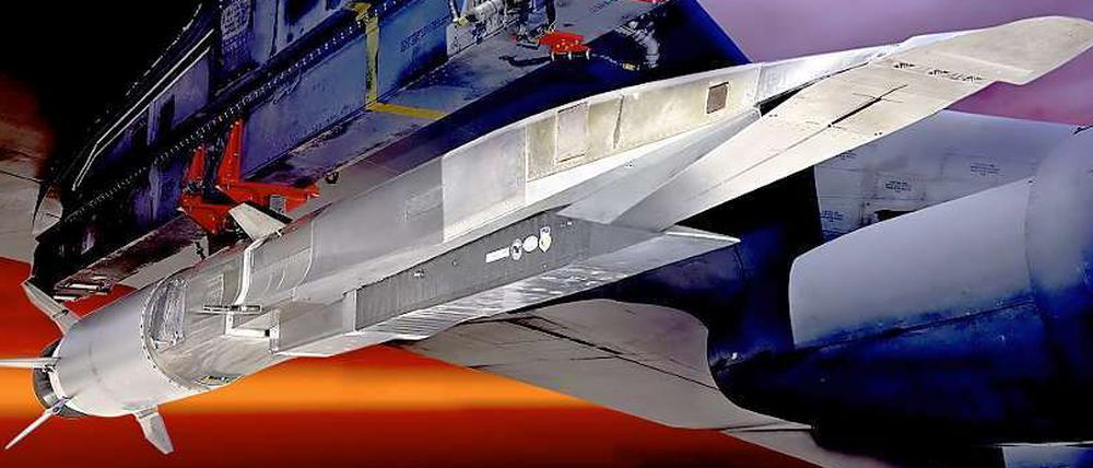 Der Hyperschalljet X-51A Waverider unter den Tragflächen einer B-52.