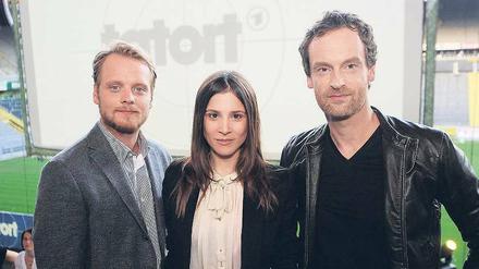 Anpfiff. Die Schauspieler Stefan Konarske, Aylin Tezel und Jörg Hartmann (v. l. n. r.) posieren im Stadion vor der Premiere des ersten „Tatort“ aus Dortmund. Foto: dpa