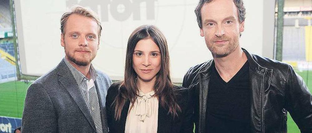 Anpfiff. Die Schauspieler Stefan Konarske, Aylin Tezel und Jörg Hartmann (v. l. n. r.) posieren im Stadion vor der Premiere des ersten „Tatort“ aus Dortmund. Foto: dpa