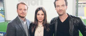 Anpfiff. Die Schauspieler Stefan Konarske, Aylin Tezel und Jörg Hartmann (v. l. n. r.) posieren im Stadion vor der Premiere des ersten „Tatort“ aus Dortmund. Foto: dpa
