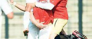 Moabit obenauf. Die Spieler des Berliner AK verdienten sich ihren Jubel. Foto: dapd