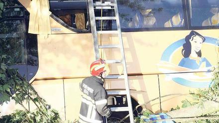 Im Straßengraben. Der verunglückte Bus stammt aus Tschechien. Foto: dpa