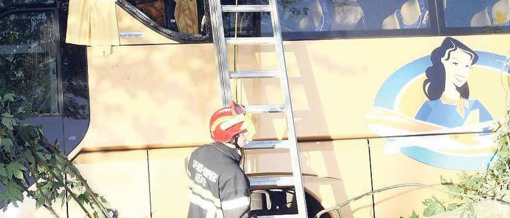 Im Straßengraben. Der verunglückte Bus stammt aus Tschechien. Foto: dpa
