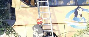 Im Straßengraben. Der verunglückte Bus stammt aus Tschechien. Foto: dpa