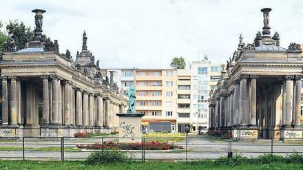 Blick aus dem Kleistpark durch die Königskolonnaden auf die Potsdamer Straße.