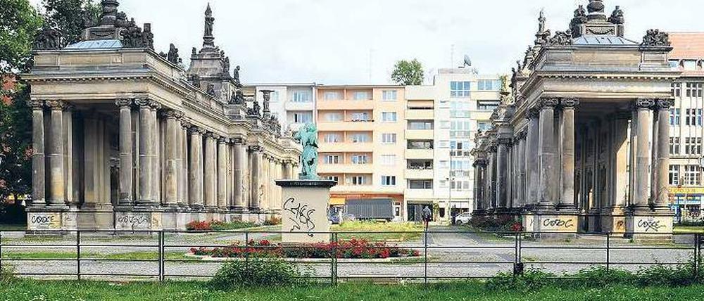 Blick aus dem Kleistpark durch die Königskolonnaden auf die Potsdamer Straße.