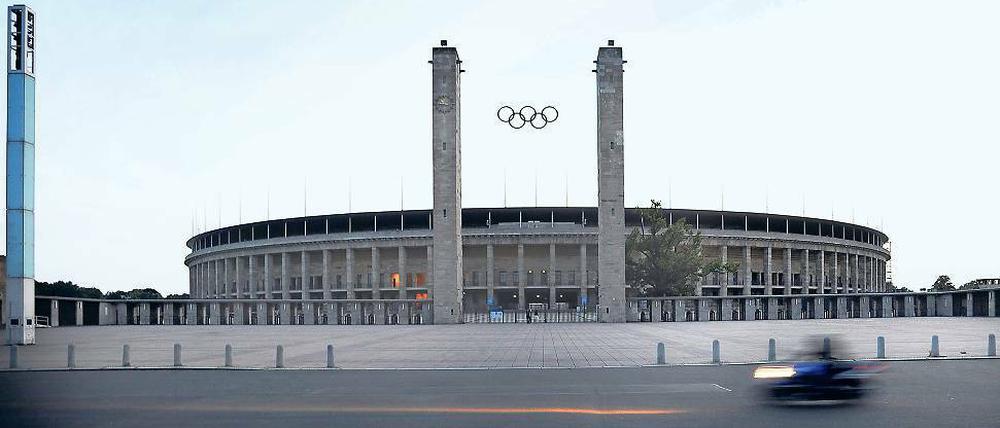 Dieser Bau steht immer im Zentrum. Eröffnet wurde das Olympiastadion 1936. Um mit der Symmetrie der strengen NS-Architektur zu brechen, wurde nach der Sanierung 2004 eine abseitsstehende, 18 Meter hohe Lichtstele auf dem Vorplatz aufgebaut (links im Bild). Die olympischen Ringe zwischen dem 36 Meter hohen Bayern- und Preußenturm hängen dort seit den Spielen. Bei der 250 Millionen Euro teuren Sanierung allerdings ist kein Stein auf dem anderen geblieben – die Podbielksi-Eiche (rechts neben dem Preußenturm) gilt übrigens als ältestes Relikt auf dem Stadiongelände. Sie stand schon vor dem Stadionbau an dieser Stelle. 