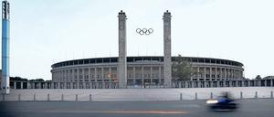 Dieser Bau steht immer im Zentrum. Eröffnet wurde das Olympiastadion 1936. Um mit der Symmetrie der strengen NS-Architektur zu brechen, wurde nach der Sanierung 2004 eine abseitsstehende, 18 Meter hohe Lichtstele auf dem Vorplatz aufgebaut (links im Bild). Die olympischen Ringe zwischen dem 36 Meter hohen Bayern- und Preußenturm hängen dort seit den Spielen. Bei der 250 Millionen Euro teuren Sanierung allerdings ist kein Stein auf dem anderen geblieben – die Podbielksi-Eiche (rechts neben dem Preußenturm) gilt übrigens als ältestes Relikt auf dem Stadiongelände. Sie stand schon vor dem Stadionbau an dieser Stelle. 