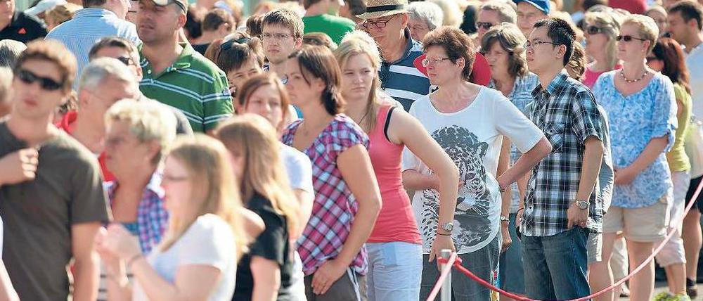 Von wegen politikmüde: Anstehen beim Tag der offenen Tür der Bundesregierung.