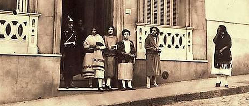 Ausgeliefert. Frauen 1924 vor einer staatlichen Untersuchungsstelle für Prostituierte in Montevideo.