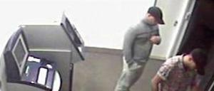 Zwei der gesuchten Tatverdächtigen vor dem Diebstahl des Geldautomaten.