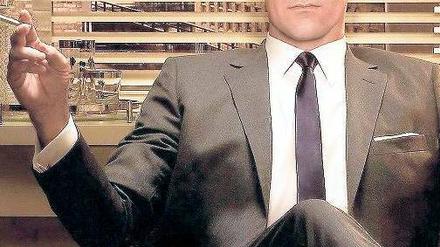 Eigener Kosmos. Jon Hamm agiert als Werber Don Draper in „Mad Men“. Die Serie spielt im New York der sechziger Jahre. Mehr als das: Sie will Abbild jener Zeit sein. Foto: Cinetext