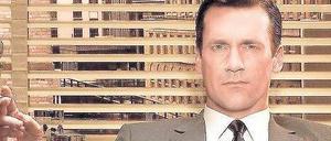 Eigener Kosmos. Jon Hamm agiert als Werber Don Draper in „Mad Men“. Die Serie spielt im New York der sechziger Jahre. Mehr als das: Sie will Abbild jener Zeit sein. Foto: Cinetext
