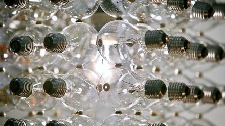 Ein Kronleuchter aus Glühbirnen. Viele Kunden suchen gezielt nach den herkömmlichen Glühlampen. 