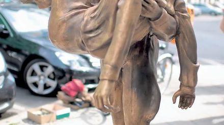 Kurzzeitdenkmal. Der Verein Berliner Unterwelten brachte die „Peter-Fechter-Skulptur“ von Florian Brauer in die Zimmerstraße. 2011 war sie zerstört worden. Foto: dpa