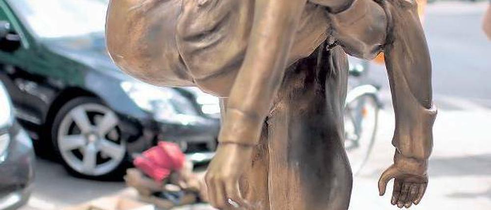 Kurzzeitdenkmal. Der Verein Berliner Unterwelten brachte die „Peter-Fechter-Skulptur“ von Florian Brauer in die Zimmerstraße. 2011 war sie zerstört worden. Foto: dpa