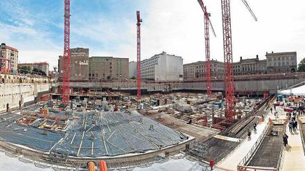 Boden bereiten für den Shoppingpalast. 17 Meter tief ist die Baustelle am Leipziger Platz. Das Projekt läuft wieder nach Plan, nachdem Wassereinbrüche es gebremst hatten.