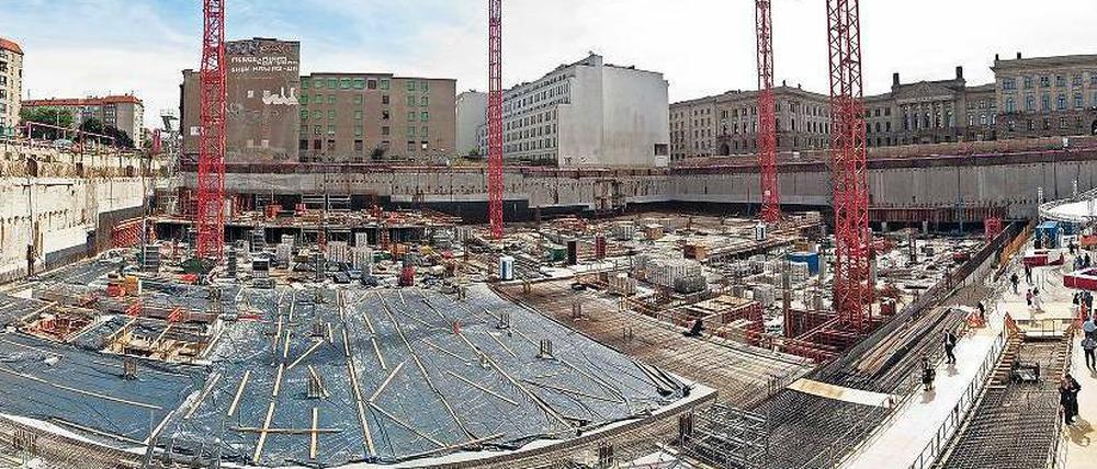Boden bereiten für den Shoppingpalast. 17 Meter tief ist die Baustelle am Leipziger Platz. Das Projekt läuft wieder nach Plan, nachdem Wassereinbrüche es gebremst hatten.