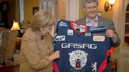 Gucke mal da, der Eisbär! Merkel überrascht Harper.