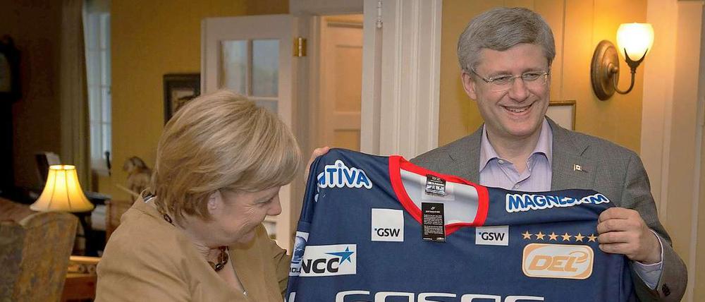 Gucke mal da, der Eisbär! Merkel überrascht Harper.