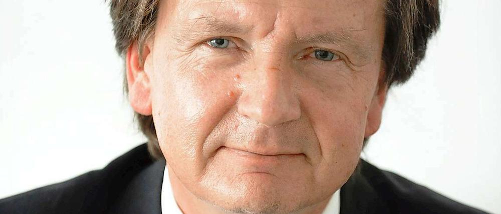 Winfried Holz, Jahrgang 1958, hat viele Jahre für Siemens gearbeitet. Seit Juli 2011 ist er Deutschland-Chef des IT-Dienstleisters Atos. Seine Freizeit verbringt der zweifache Vater am liebsten mit seiner Familie.