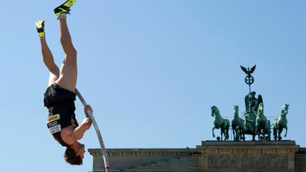 Mit dem Stab übers Tor? Stabhochspringer Björn Otto übt schon mal vor historischer Kulisse in Berlin.