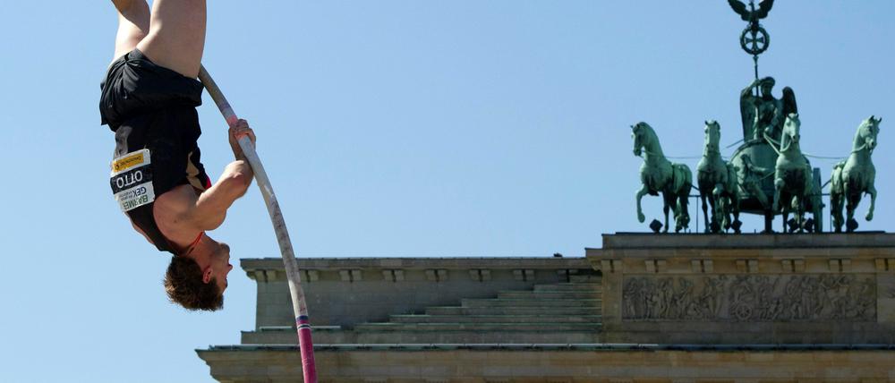 Mit dem Stab übers Tor? Stabhochspringer Björn Otto übt schon mal vor historischer Kulisse in Berlin.