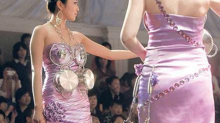 Kochgeschirr auf dem Laufsteg. Im März präsentierte Fissler seine Ware im chinesischen Qingdao bei einer Modenschau. 